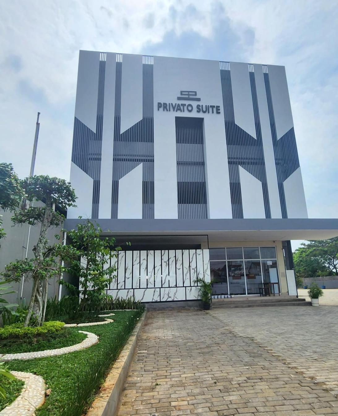 Oyo 2816 Privato Suite Kembaran Экстерьер фото